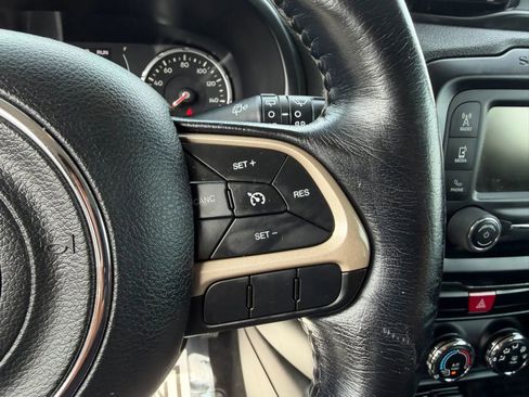 Used 2017 Jeep Renegade Latitude AWD/4WD image 19