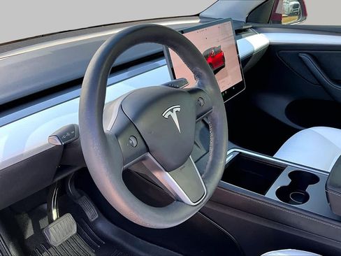 Used 2024 Tesla Model Y 2WD image 16