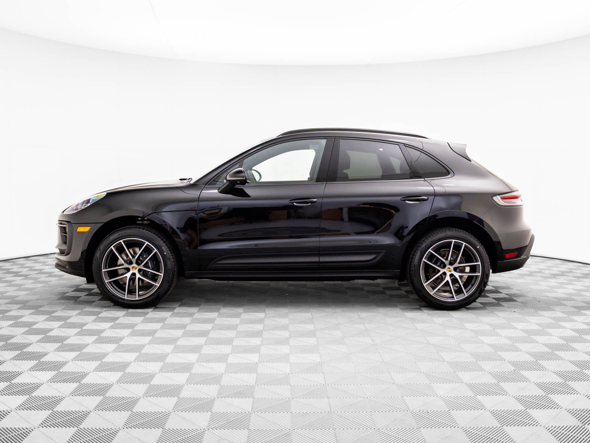 Used 2026 Porsche Macan AWD/4WD image 2