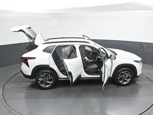 Used 2025 Chevrolet Trax LT w/ LT Convenience Package FWD image 51