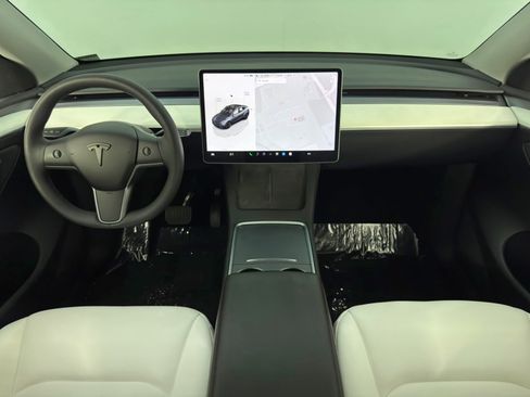 Used 2022 Tesla Model Y Long Range image 13