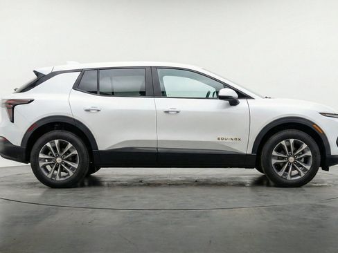 Used 2025 Chevrolet Equinox LT FWD image 11