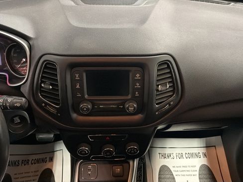 Used 2018 Jeep Compass Latitude FWD image 18