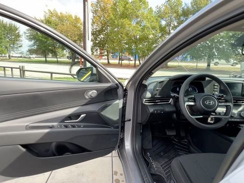 Certified 2025 Hyundai Elantra SE image 35
