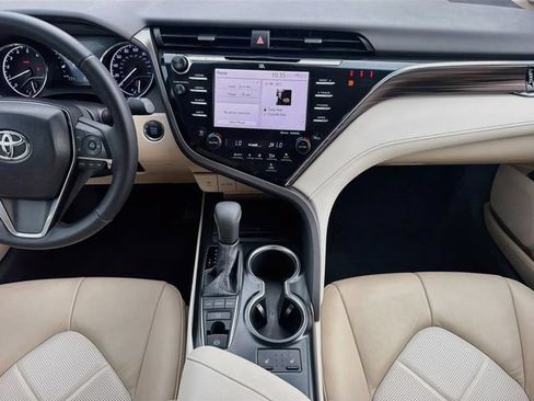 Used 2018 Toyota Camry XLE FWD image 18