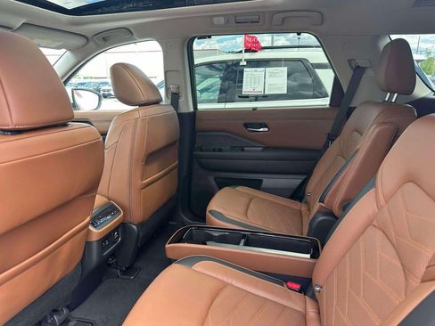 Used 2023 Nissan Pathfinder Platinum AWD/4WD image 10