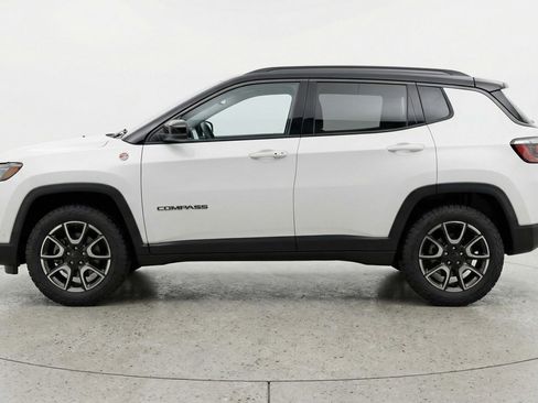 Used 2025 Jeep Compass Trailhawk image 4