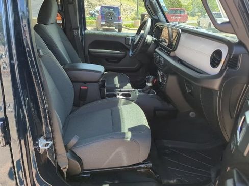 Certified 2025 Jeep Gladiator Sport AWD/4WD image 19