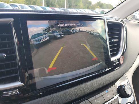 Used 2023 Chrysler Pacifica Touring-L image 27