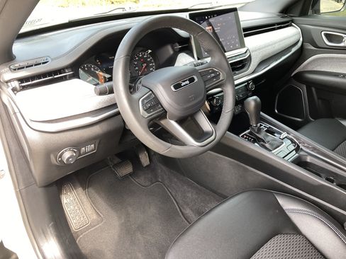 Used 2024 Jeep Compass Latitude w/ Mopar Graphics Package AWD/4WD image 10