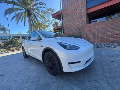 Used 2023 Tesla Model Y Long Range AWD/4WD image 2