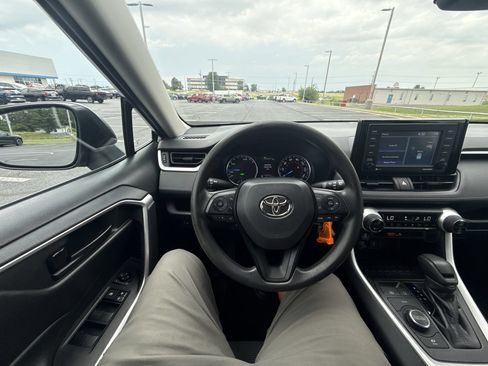 Used 2021 Toyota RAV4 LE AWD/4WD image 14