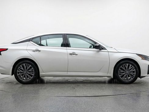 Used 2025 Nissan Altima 2.5 SV image 11