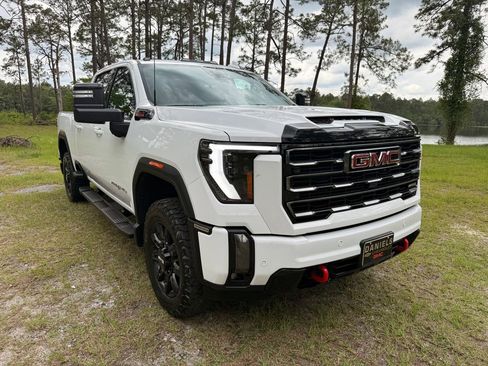 Used 2024 GMC Sierra 2500 AT4 w/ Technology Package AWD/4WD image 10