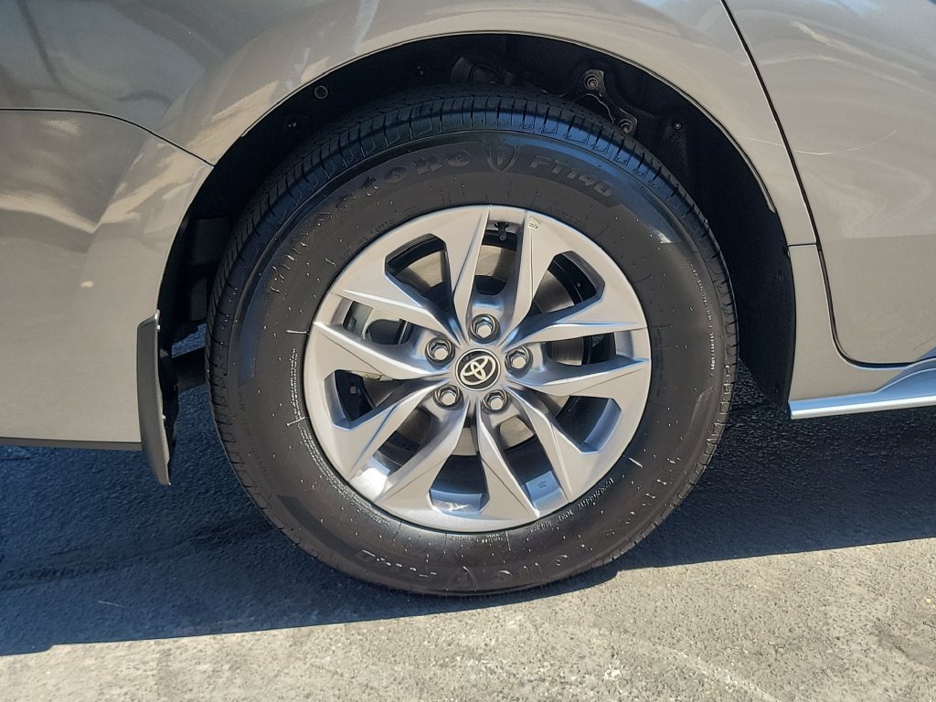 Used 2026 Toyota Sienna LE FWD image 7