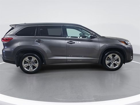 Used 2019 Toyota Highlander Limited image 2