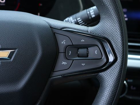 Used 2025 Chevrolet Trax LT FWD image 12