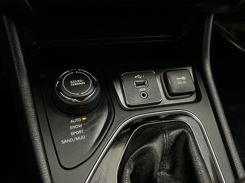 Used 2020 Jeep Cherokee Limited AWD/4WD image 12
