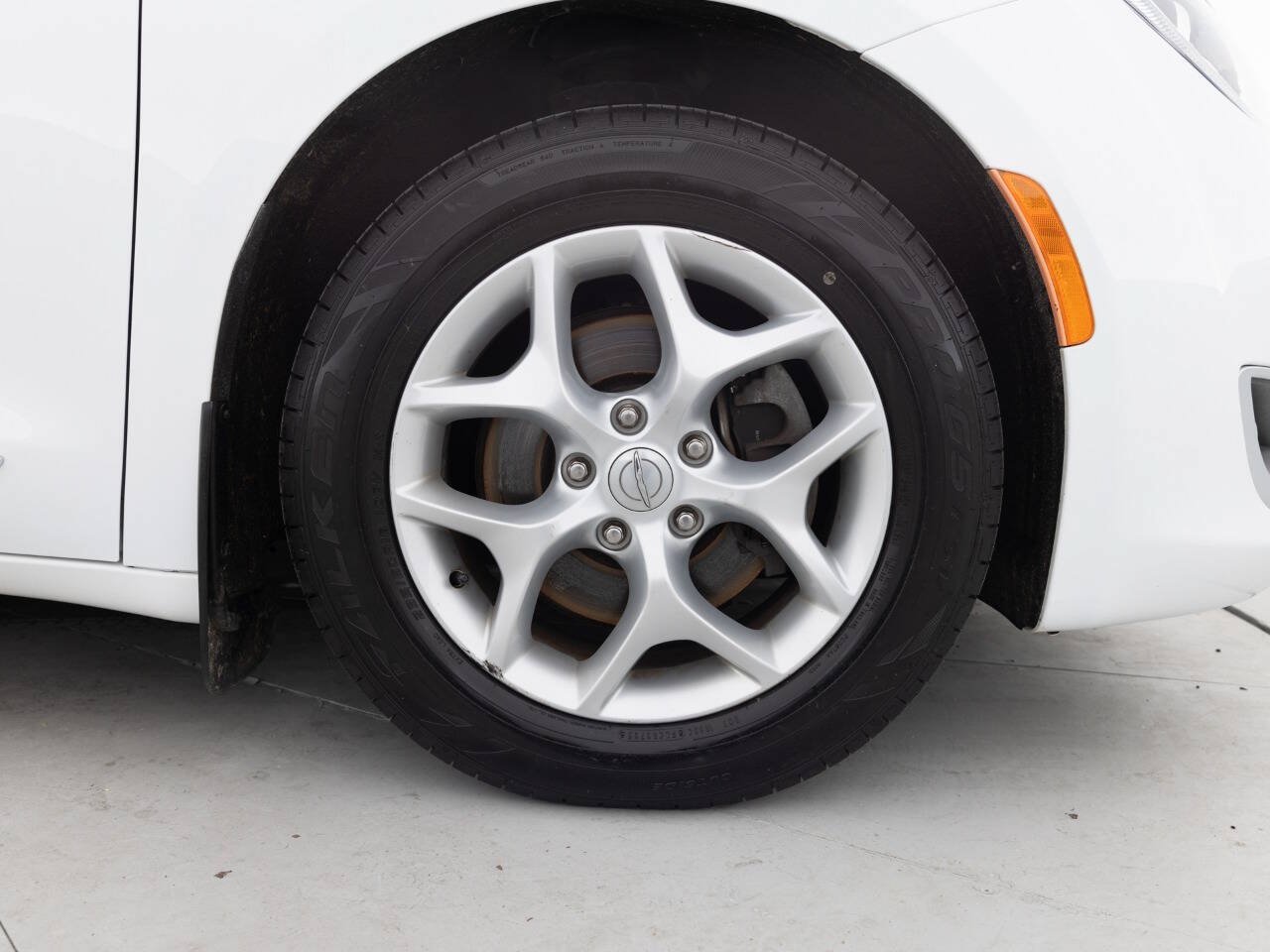 Used 2017 Chrysler Pacifica Touring-L w/ Tire & Wheel Group FWD image 18