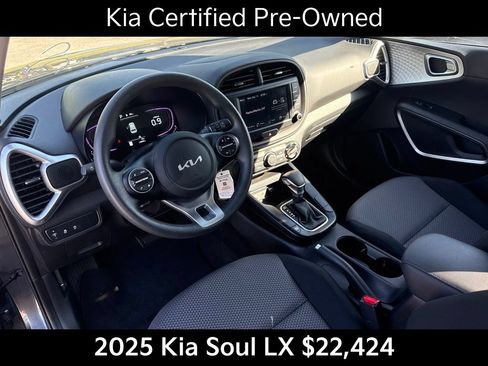 Used 2025 Kia Soul LX w/ LX Technology Package FWD image 11