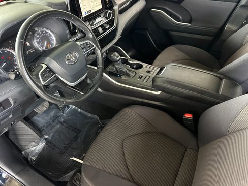 Used 2024 Toyota Highlander LE AWD/4WD image 9