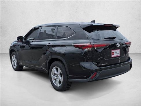 Used 2025 Toyota Highlander LE FWD image 7