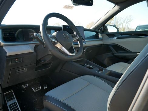 New 2026 Volkswagen Tiguan SE R-Line image 3