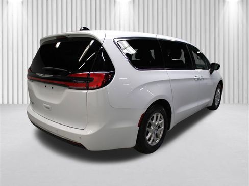 Used 2025 Chrysler Pacifica Select image 3