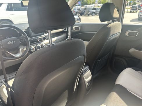 Used 2025 Hyundai Venue SEL FWD image 19