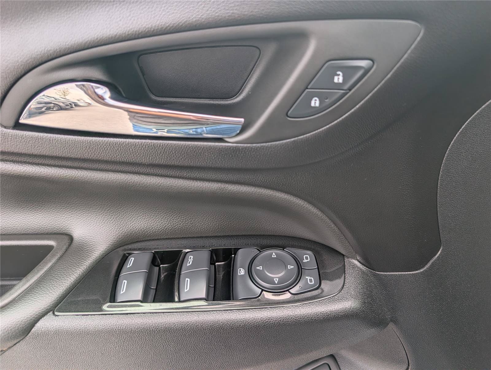 Used 2024 Chevrolet Equinox Premier AWD/4WD image 21