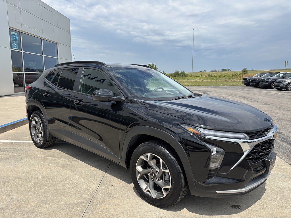 Used 2025 Chevrolet Trax LT FWD image 8