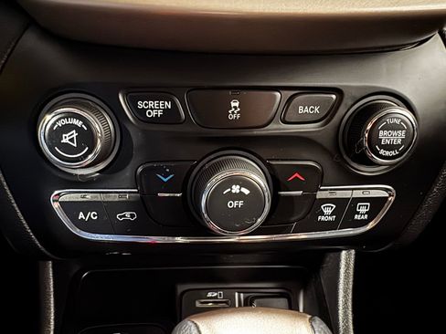 Used 2017 Jeep Cherokee Latitude w/ Cold Weather Group AWD/4WD image 33
