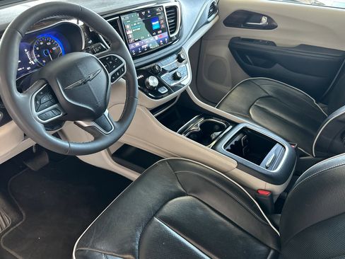 Certified 2023 Chrysler Pacifica Limited image 10