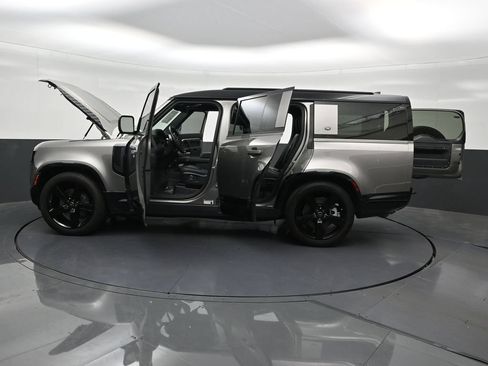 Used 2024 Land Rover Defender 130 X-Dynamic SE AWD/4WD image 33
