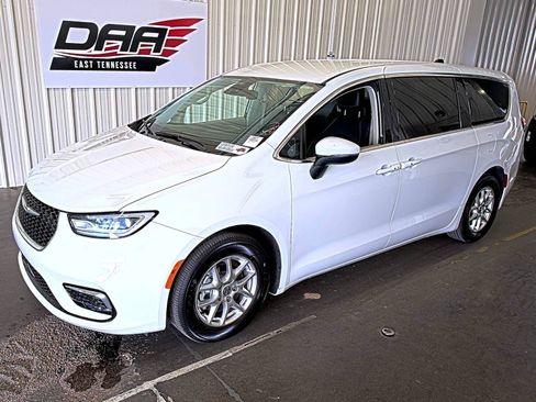 Used 2023 Chrysler Pacifica Touring-L FWD image 2