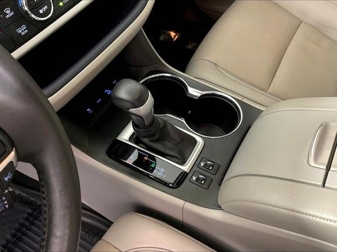 Used 2019 Toyota Highlander XLE AWD/4WD image 18