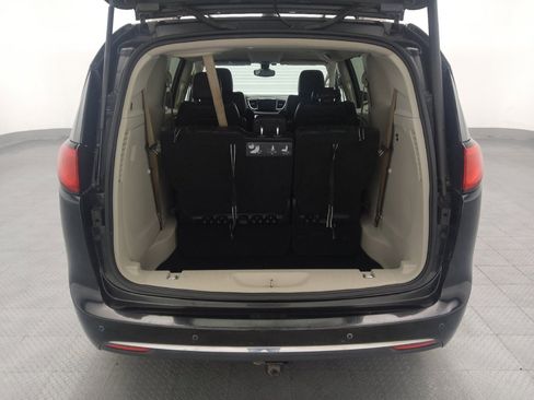 Used 2017 Chrysler Pacifica Touring-L w/ Tire & Wheel Group image 29