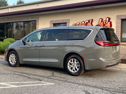 Used 2023 Chrysler Pacifica Touring-L FWD image 5