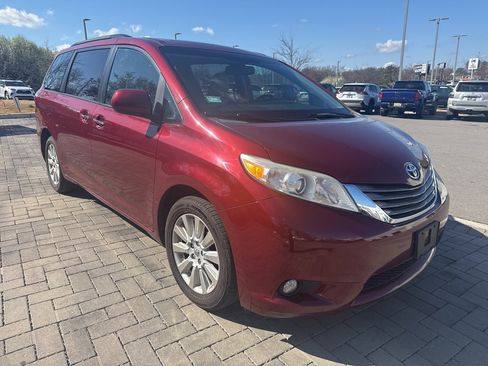 Used 2015 Toyota Sienna XLE w/ XLE Navigation Package image 2