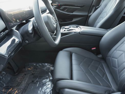 Certified 2025 BMW 530i xDrive w/ Premium Package image 12