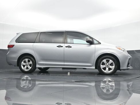 Used 2020 Toyota Sienna L image 22