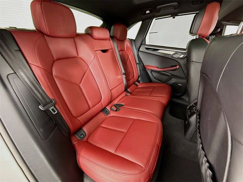 Used 2025 Porsche Macan image 30