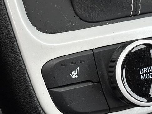 Used 2025 Hyundai Venue Limited FWD image 18