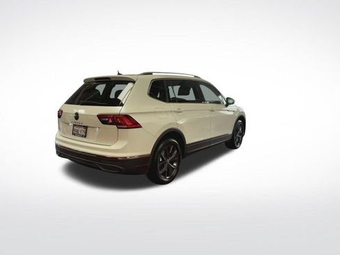 Certified 2023 Volkswagen Tiguan SE w/ Panoramic Sunroof Package FWD image 9