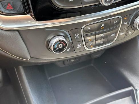 Used 2021 Chevrolet Traverse LT AWD/4WD image 24