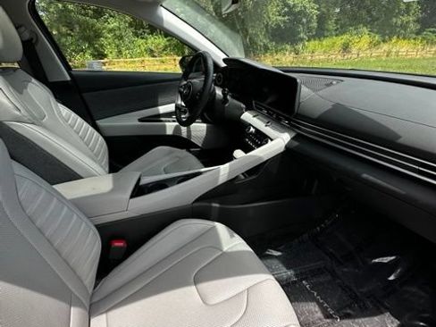 Certified 2025 Hyundai Elantra Limited FWD image 23