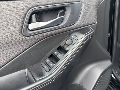 Used 2023 Nissan Rogue SV image 14