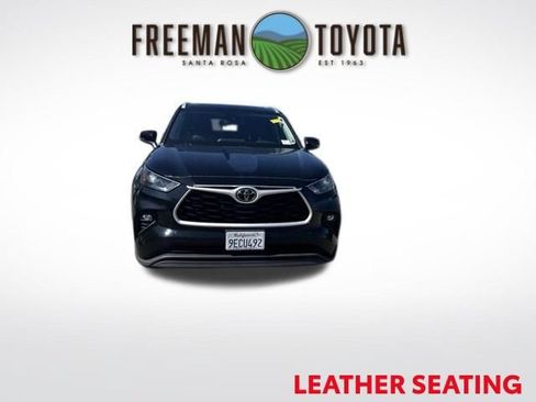 Used 2023 Toyota Highlander XLE AWD/4WD image 3