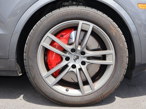 Certified 2025 Porsche Cayenne Turbo AWD/4WD image 30