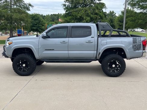 Used 2019 Toyota Tacoma SR5 AWD/4WD image 7
